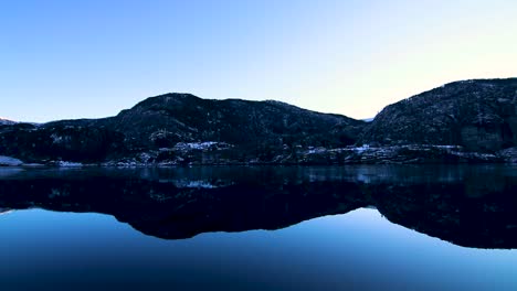 Paseos-En-Bote-Por-Los-Fiordos-Que-Rodean-Bergen,-Noruega