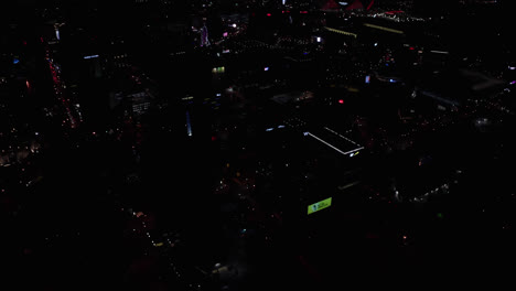 vista desde arriba de la ciudad oscura de atlanta por la noche en georgia, estados unidos