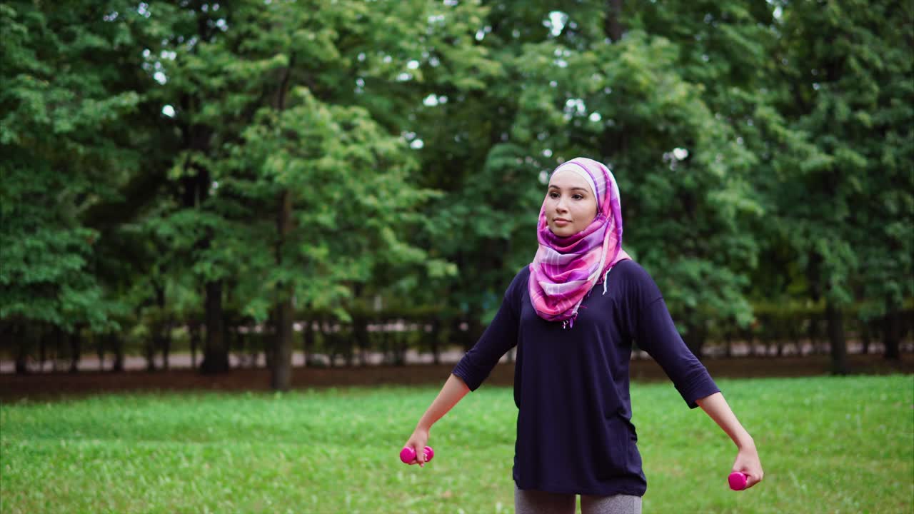 공원에서 운동하는 무슬림 여성