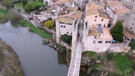 Vista-Aérea-Del-Puente-De-Entrada-De-Besalú-Ih-Cataluña,-España