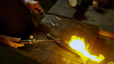 orfebre usando una antorcha de soldadura en el taller 4k