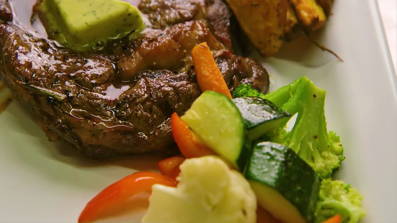 plato con filete, verduras a la parrilla y patatas