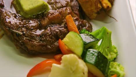 Plate-with-steak,-grilled-vegetables-and-potatoes