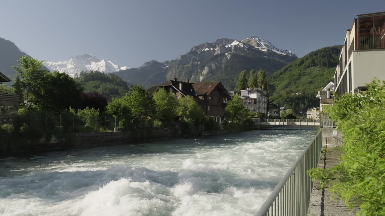 agua silvestre del río aare salpicando en interlaken