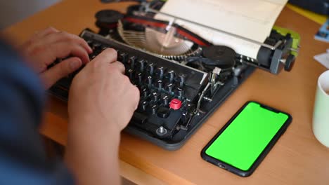 en una máquina de escribir, algo se escribe en un teléfono celular mientras el teléfono celular tiene una pantalla verde