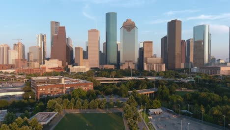 Toma-Aérea-Del-Centro-De-Houston-Y-El-Paisaje-Circundante