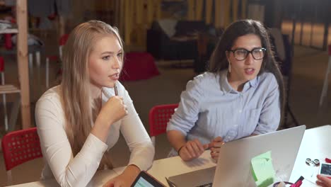 dos mujeres en una reunión de negocios