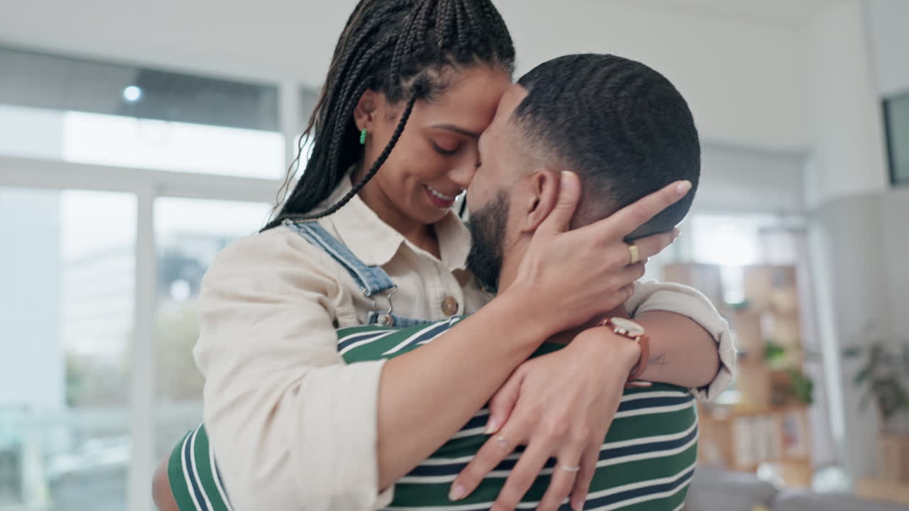 casa y pareja con amor abrazo