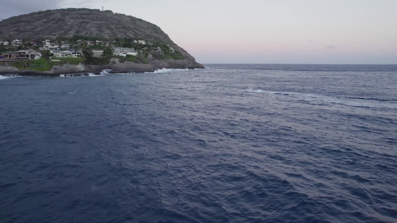 Panoramica con drone: Bicicletta acquatica scivola attraverso la vastità dell'oceano delle Hawaii.