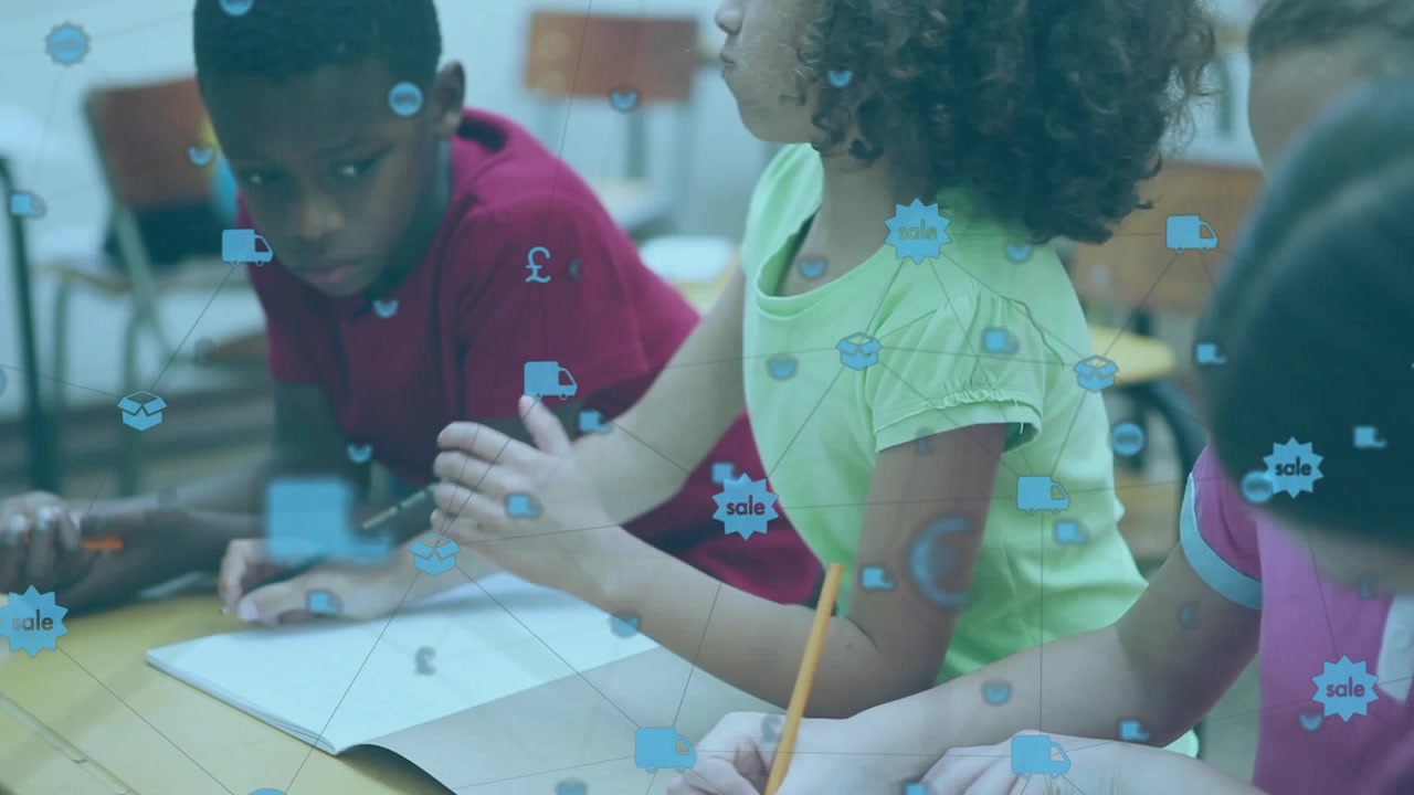 Garota central inclinada para frente desenhando um círculo com colegas de classe e ícones de aprendizado flutuando sobre a mesa.