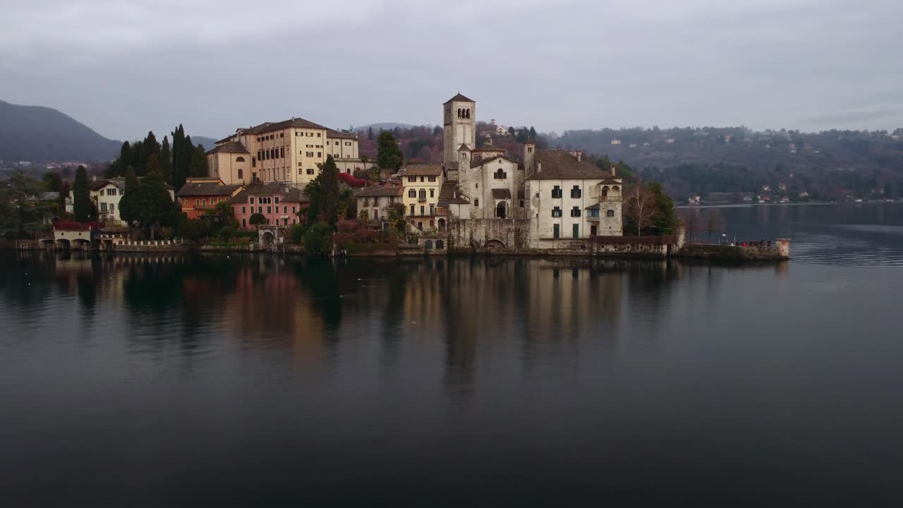 Orta Gölü üzerindeki Orta San Giulio kasabası çevresinden drone görüntüleri.