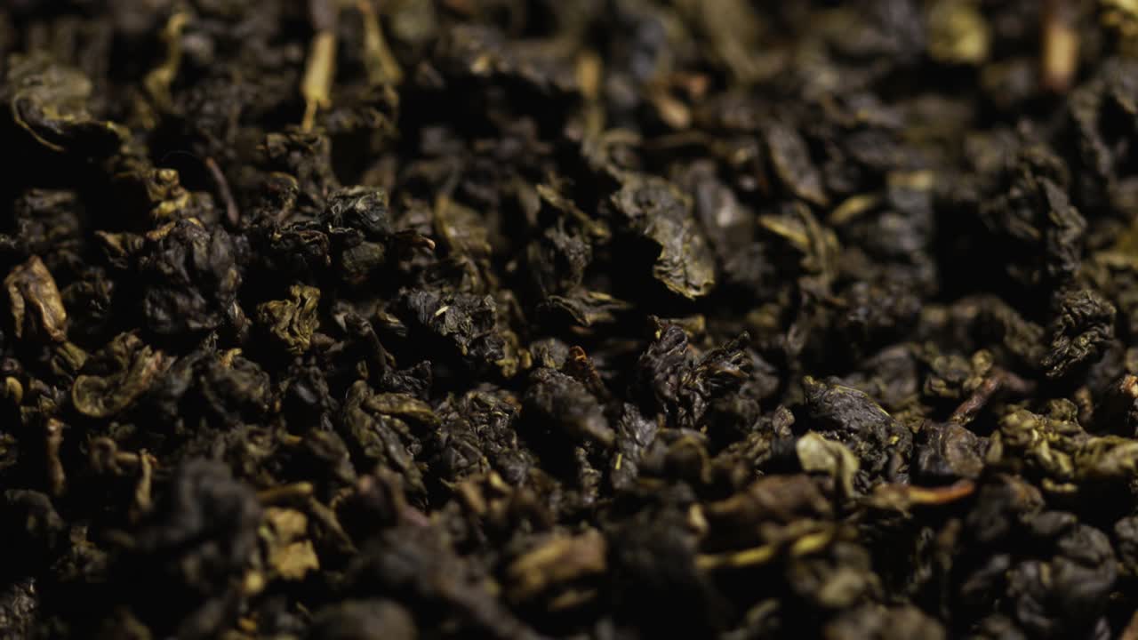 자연 건조한 녹색 차는 스탠드에 회전합니다.