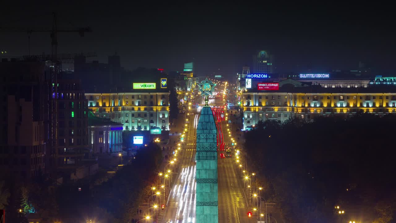 noche iluminado minsk monumento a la victoria tráfico avenida techo panorama 4k lapso de tiempo bielorrusia