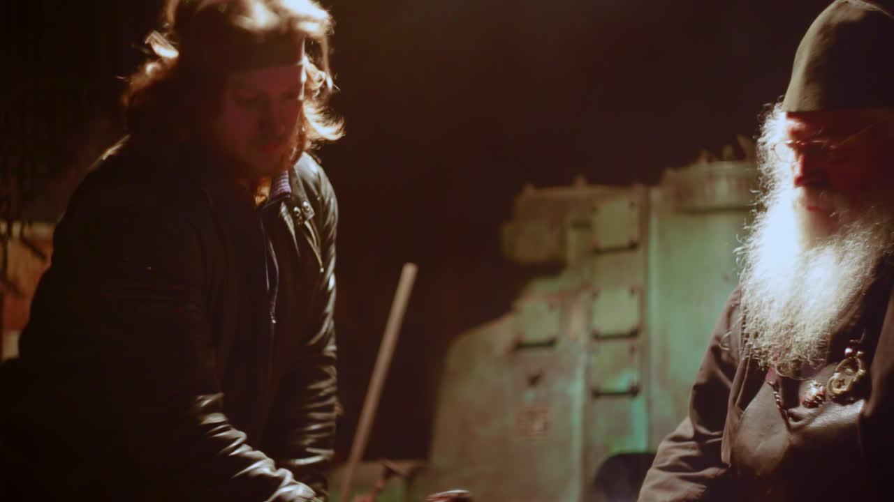 herreros trabajando en una forja oscura