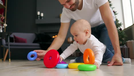 Concepto-De-Familia,-Paternidad-Y-Personas:-Padre-Feliz-Con-Un-Hijo-Pequeño-Jugando-Con-Juguetes-En-Casa