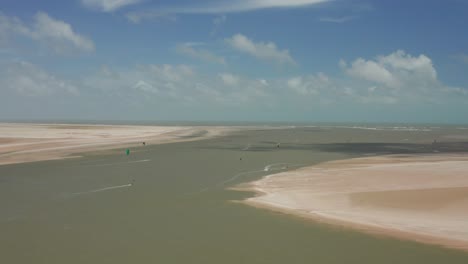 Aéreo:-La-Laguna-De-Atins,-Brasil-Con-Gente-Haciendo-Kitesurf