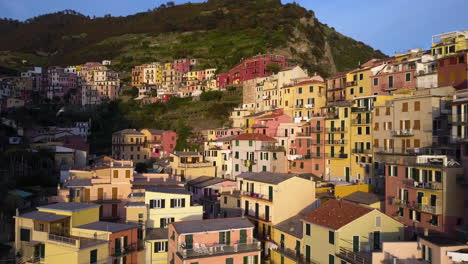 Edificios-Italianos-En-Manarola,-Cinque-Terre-Italia,-Vista-Aérea