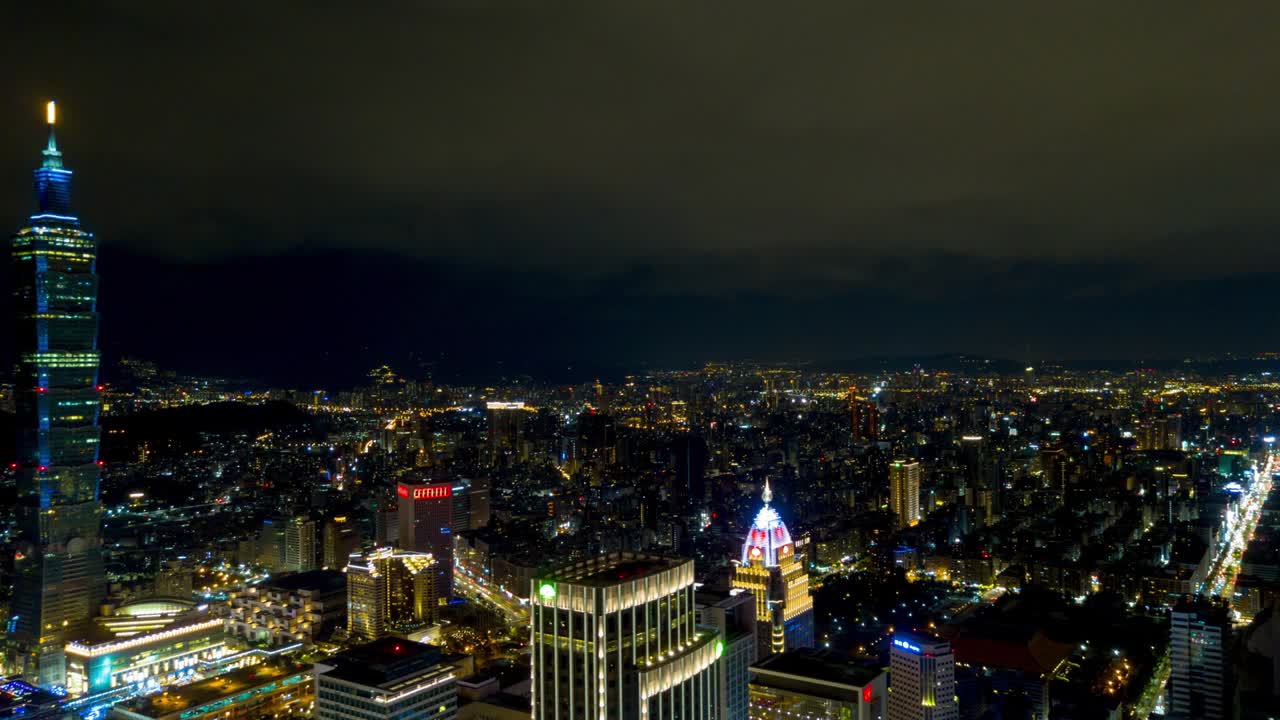 밤에 조명된 타이베이 시내 풍경 유명한 타워 공중 파노라마 4k 타임스 타이완