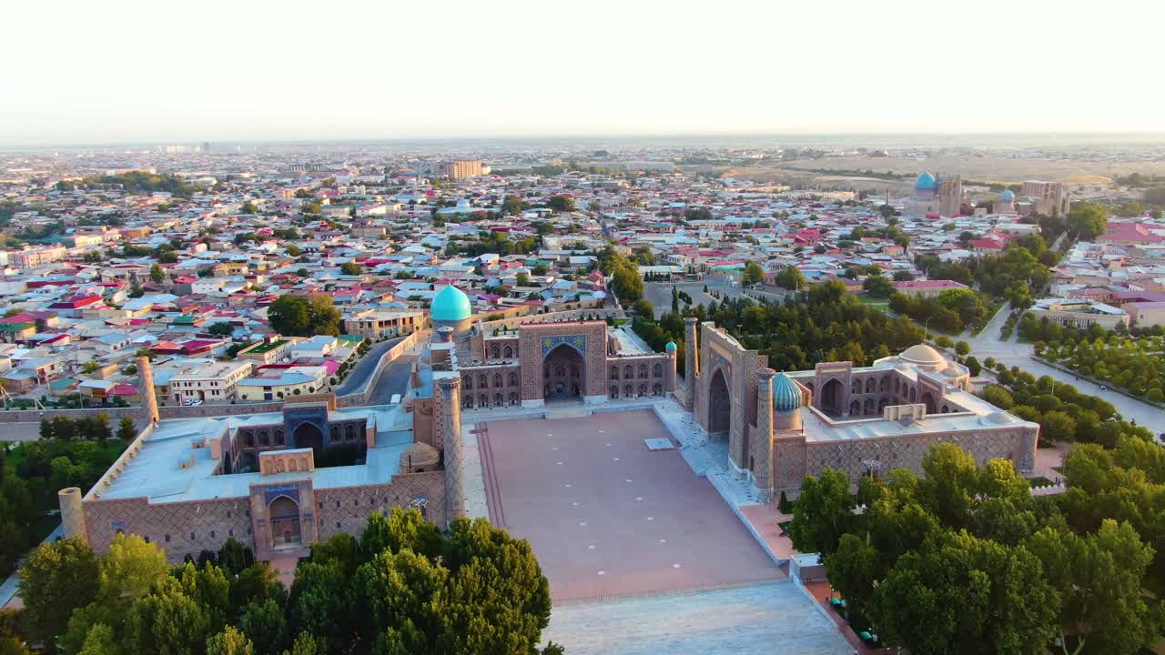 registro vacío rodeado de tres madrazas con vistas a la antigua ciudad de samarcanda en uzbekistán