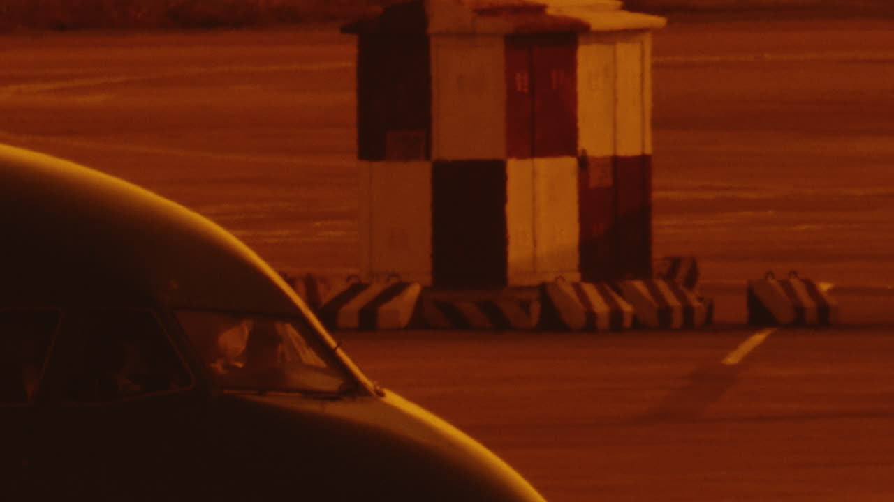 cabina de pasajeros del avión esperando en la pista de aterrizaje durante la luz naranja del atardecer