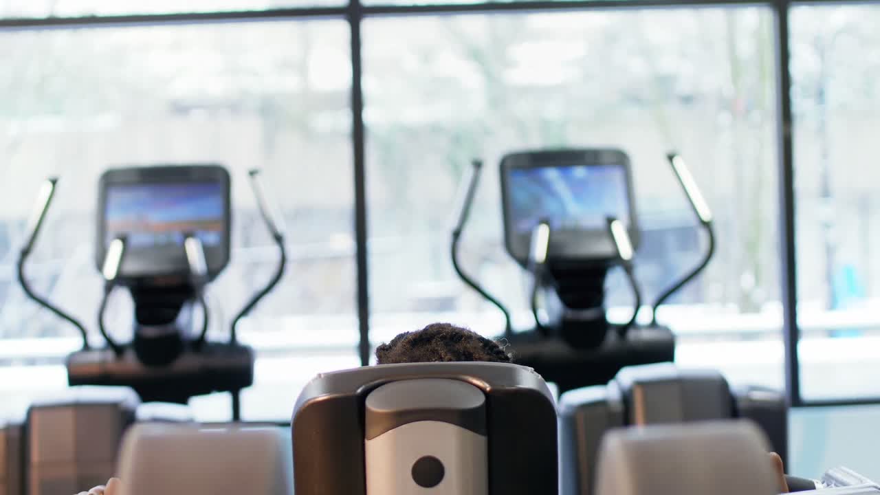 기계 에서 운동 하는 적당 한 여자