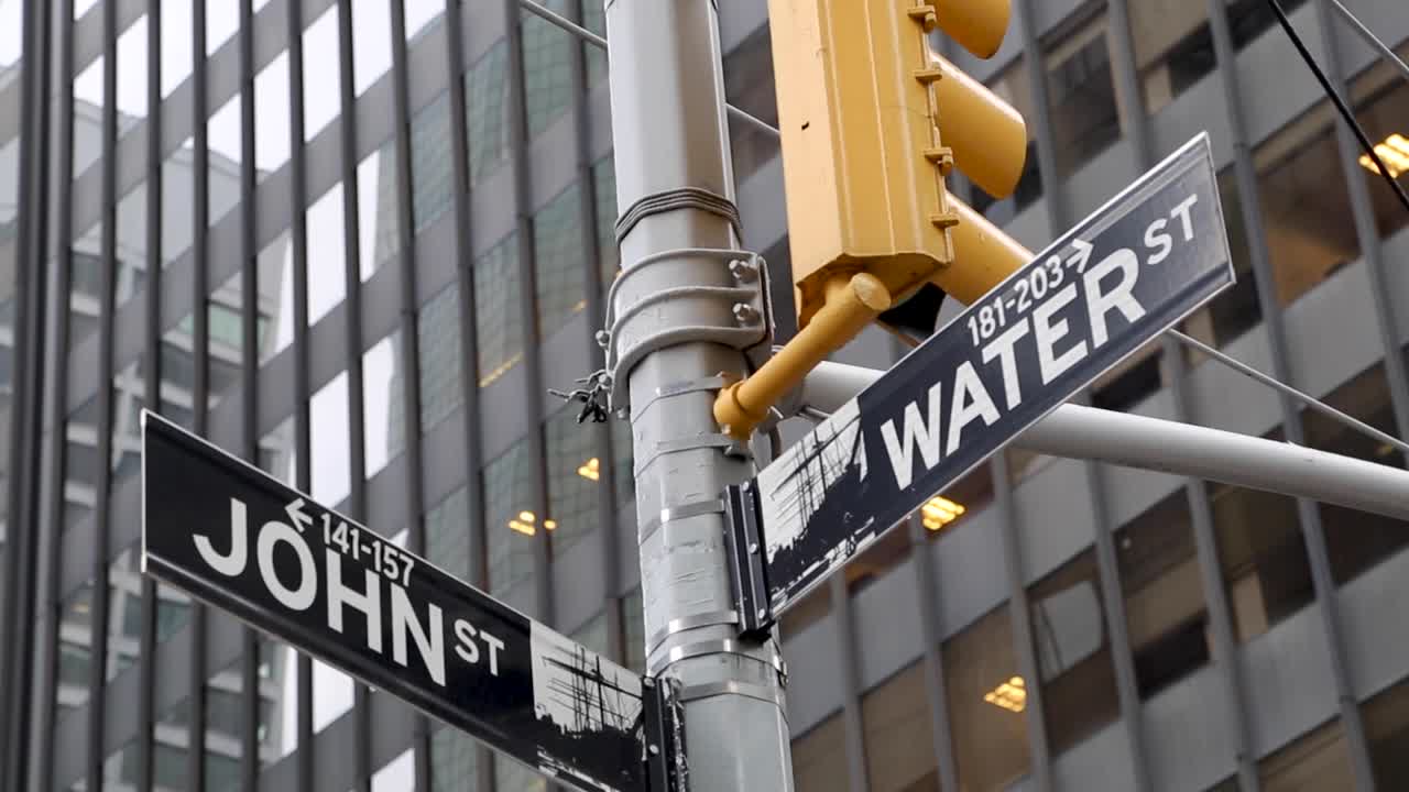 letreros de water st y john st en el distrito financiero, en el centro de la ciudad de nueva york durante el invierno