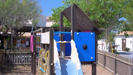 Leerer-Kinderspielplatz-Auf-Einem-Campingplatz-In-Südfrankreich