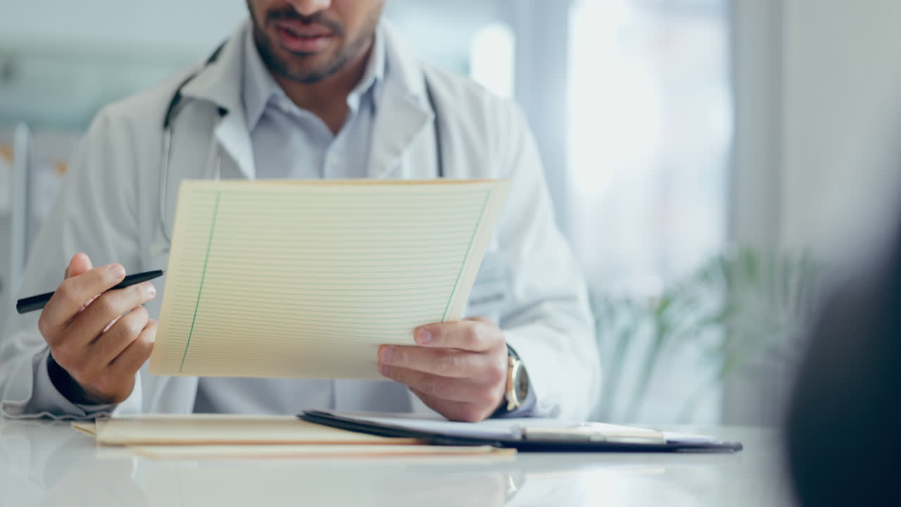 hospital, consulta y médico con lista de verificación