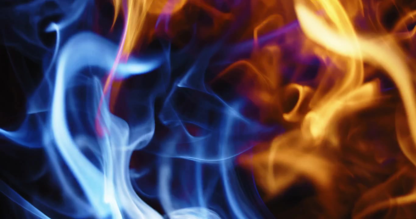 Fiamme blu e gialle che si muovono lentamente al contrario