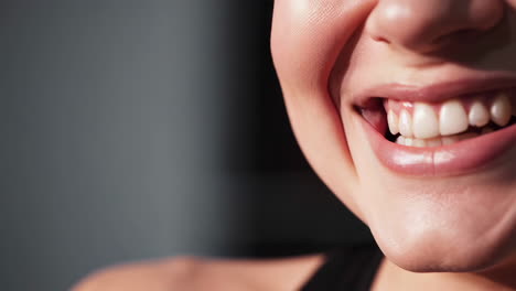 una mujer sonriendo de cerca.