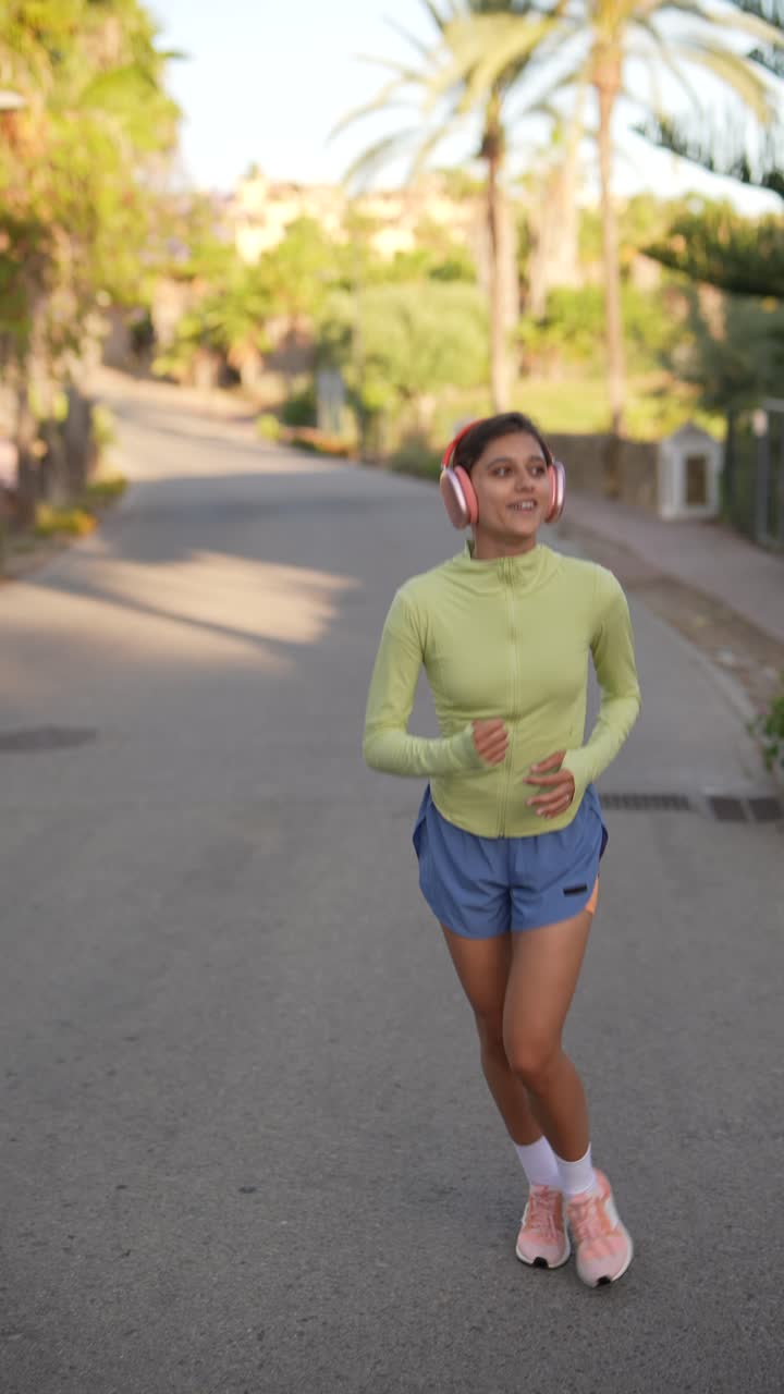 mujer corriendo al aire libre