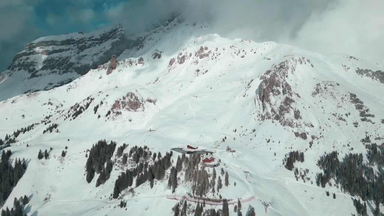 스키, 하이킹, 등반, 케이블 타기 등 스위스 에젤베르크 의 전망 을 보기 위해 케이블 타기 를 하는 관광객 들 이 오두막 에 머무르는 겨울 모험 을 위해 눈  ⁇ 인 산자락 의 드론 촬영