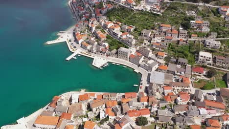 Vista-Panorámica-De-La-Ciudad-Pucisca-En-Croacia,-Isla-Brac,-Europa---Tiro-De-Drone