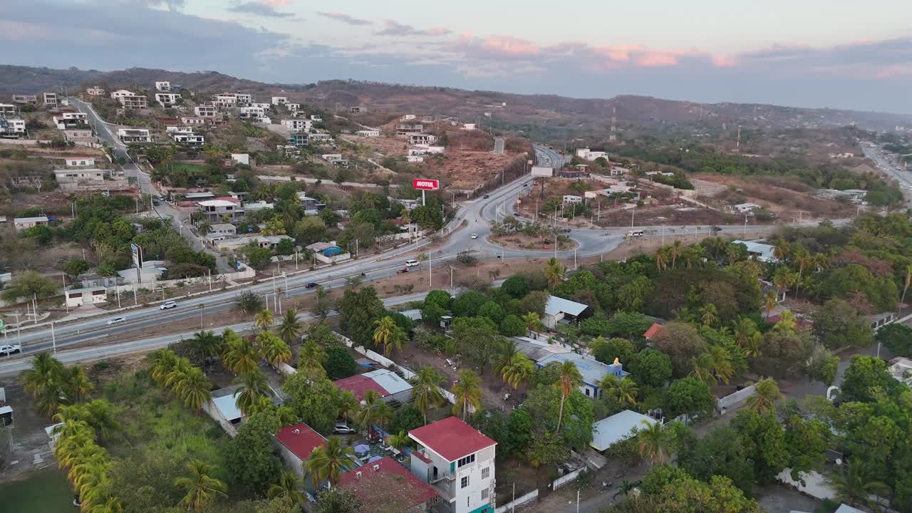 Flyfoto av kystlinjen til Surf City-samfunnet i La Libertad, El Salvador, surfturismedestinasjon