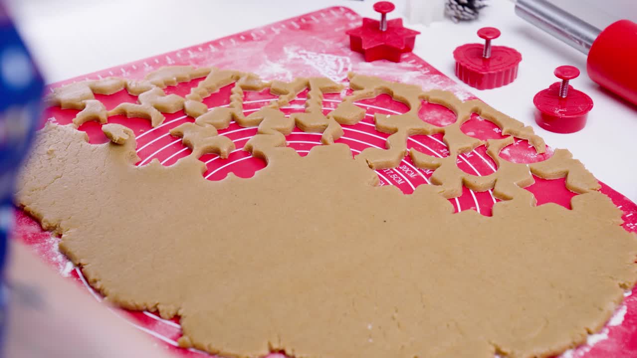 생 납작한 반죽에서 진저 브레드 쿠키 자르기