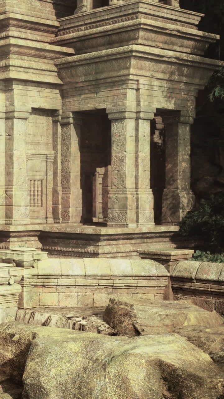 Antico tempio in pietra risplende sotto il sole tra una vegetazione lussureggiante.