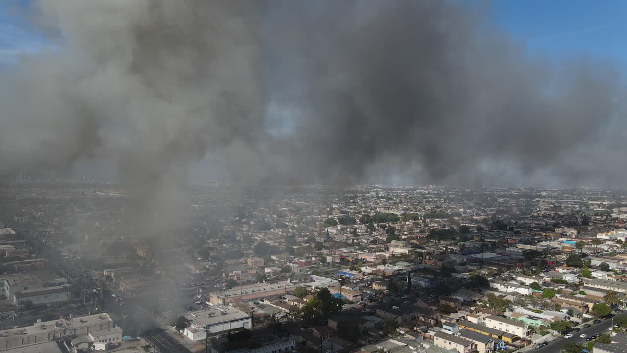 fumo dal grande incendio che brucia in città