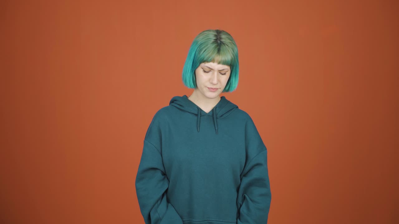 빈 지갑을 바라보는 빈곤한 젊은 여성.