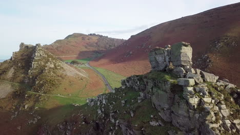 Vista-Panorámica-Del-Paisaje-Desde-El-Valle-De-Las-Rocas-En-Un-Día-Brillante-En-North-Devon,-Inglaterra