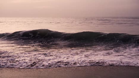 Cámara-Lenta-De-Las-Olas-Del-Mar-Rompiendo-En-Una-Playa-Tropical