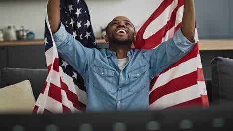 Vorderansichtvideo-Eines-äußerst-Glücklichen-Mannes-Mit-US-Flagge.