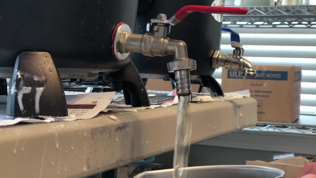 투수에 왁스를 붓는 양초