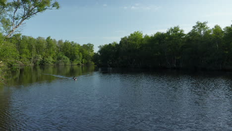 Navegando-En-Un-Lago-Tranquilo-Con-Patos-Nadando-Cerca-De-Ossenzijl,-Frisia,-Países-Bajos