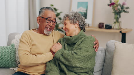 Tomados-De-La-Mano,-Abrazo-Y-Pareja-Senior-Interracial