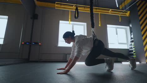 La-Mujer-Atlética-Está-Practicando-Un-Moderno-Sistema-De-Fitness-Con-Trx-Para-Entrenar-Su-Cuerpo.