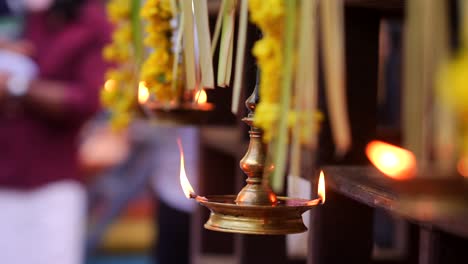 Traditionelle-Südindische-Messing-Öllampe-Nilavilakku