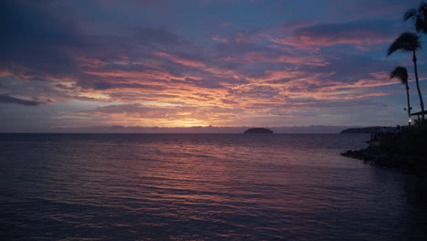 Puesta-De-Sol-Sobre-El-Mar---Majestuoso-Cielo-De-Puesta-De-Sol-De-Color-Rosa-Púrpura-Y-Puesta-De-Sol-Detrás-Del-Horizonte-Del-Agua,-Reflejos-De-La-Luz-Del-Sol-Púrpura-En-Las-Olas-De-Marea-Baja-Rodando-Hacia-La-Playa-De-Tanjung-Aru-En-La-Noche-Nublada