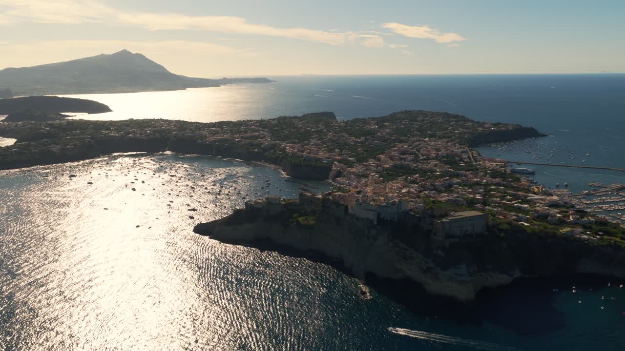 Cidade Antiga de Procida no Mar Mediterrâneo na Itália - Imagem Aérea com Drone