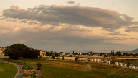 Wolkengebilde-Im-Zeitraffer-Von-Sonnenuntergang-Bis-Dämmerung-Mit-Explodierenden-Feuerwerkskörpern