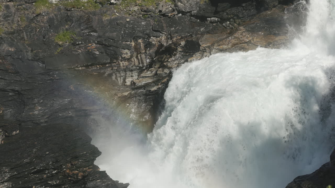 exuberante y poderosa cascada gaustafallet en el río gauste, en el norte de suecia, durante la temporada de verano